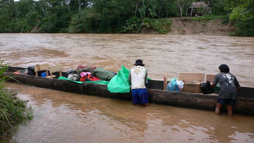 2944219534_defbef08a6_b Loading the dugout canoe in Ecuador