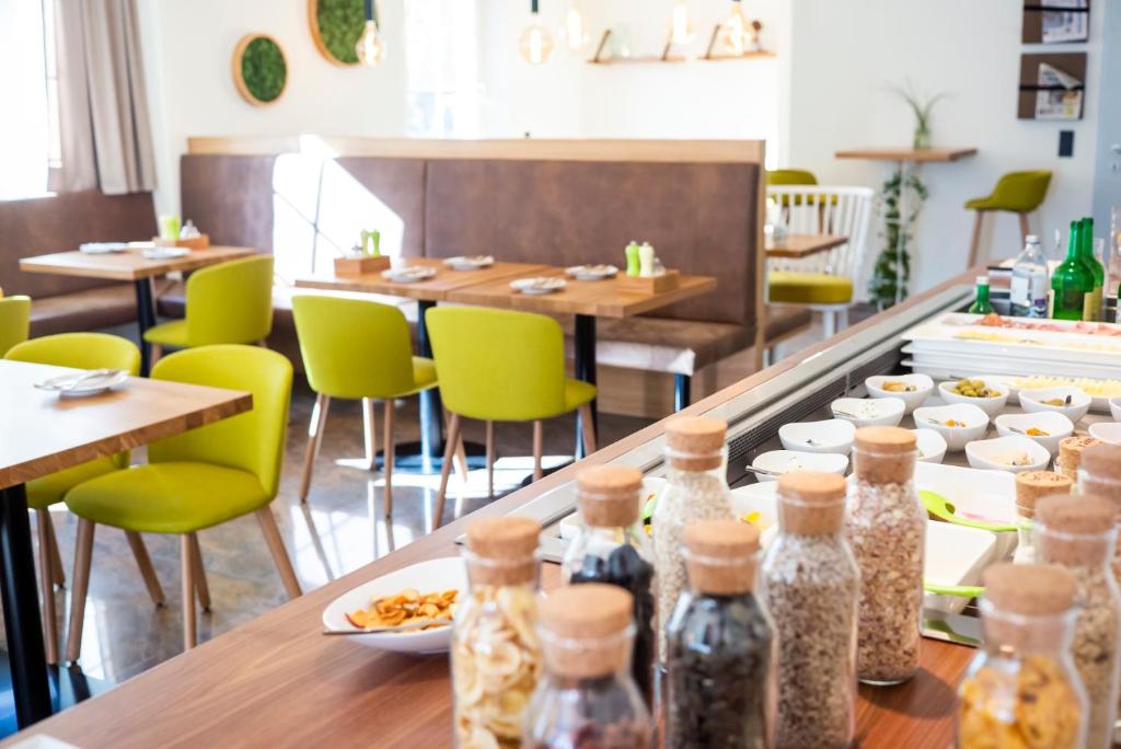 Breakfast room at Hotel Zur Post in Salzburg