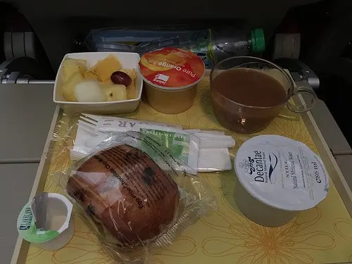 Jet airways breakfast in economy class Photo: Heatheronhertravels.com