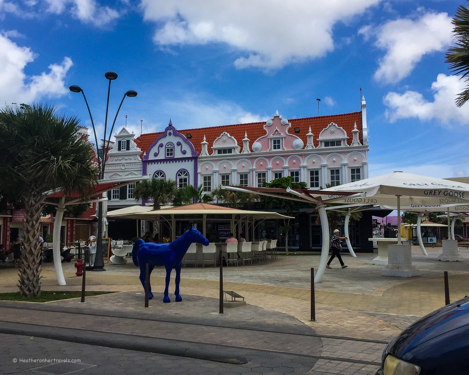 Colourful buildings in Aruba Photo: Heatheronhertravels.com
