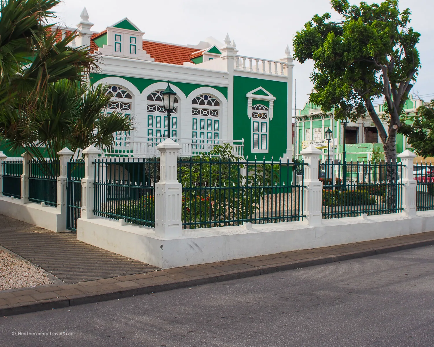 Colourful buildings in Aruba Photo: Heatheronhertravels.com
