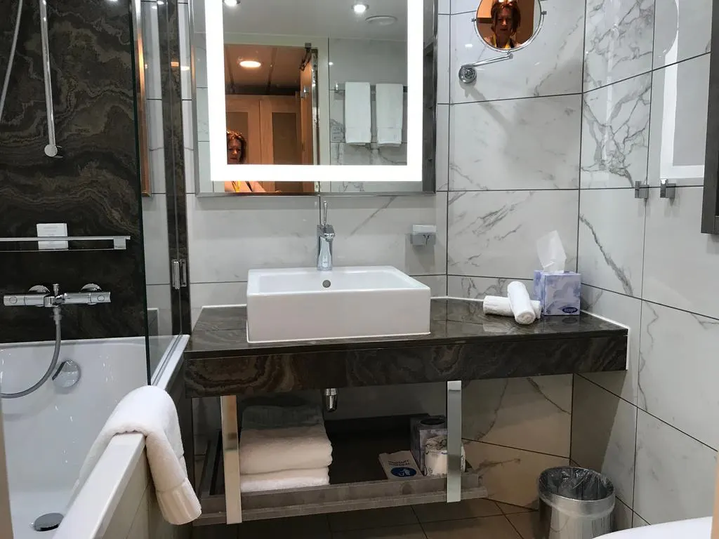 Luxury cruising - Azamara Pursuit suite - Club Continent