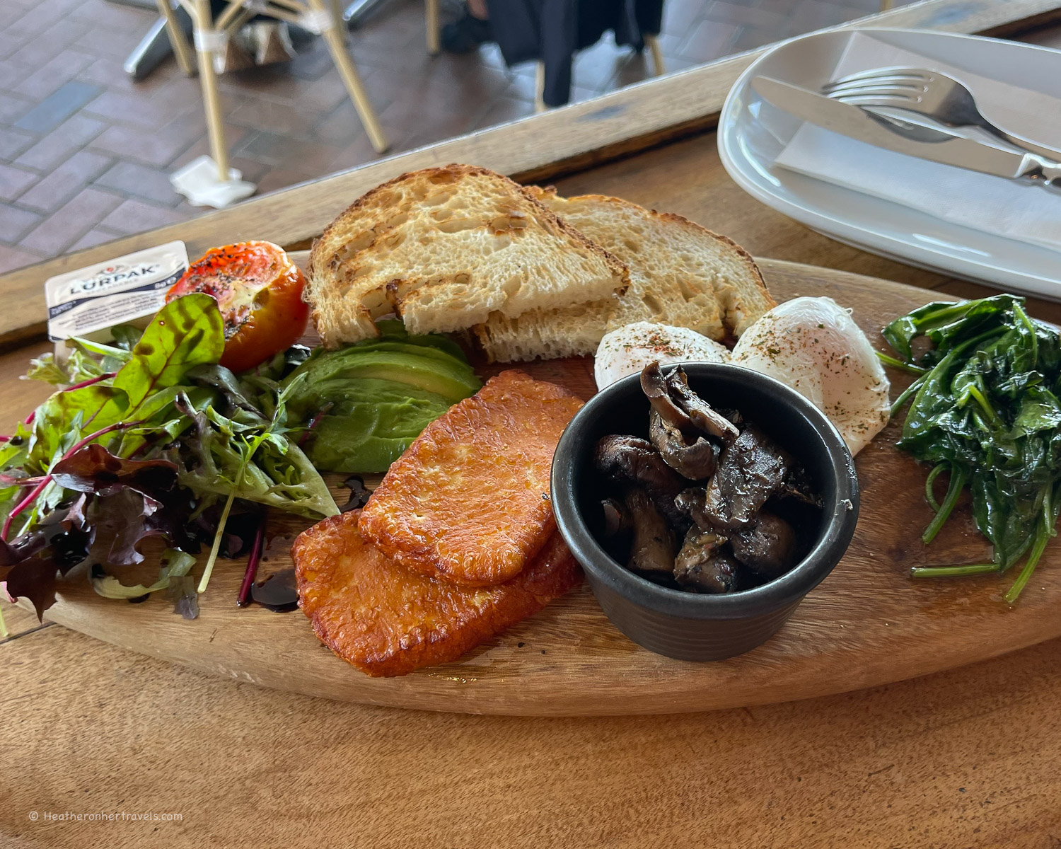 Coogee Beach - Bondi to Coogee walk Sydney © Heatheronhertravels.com